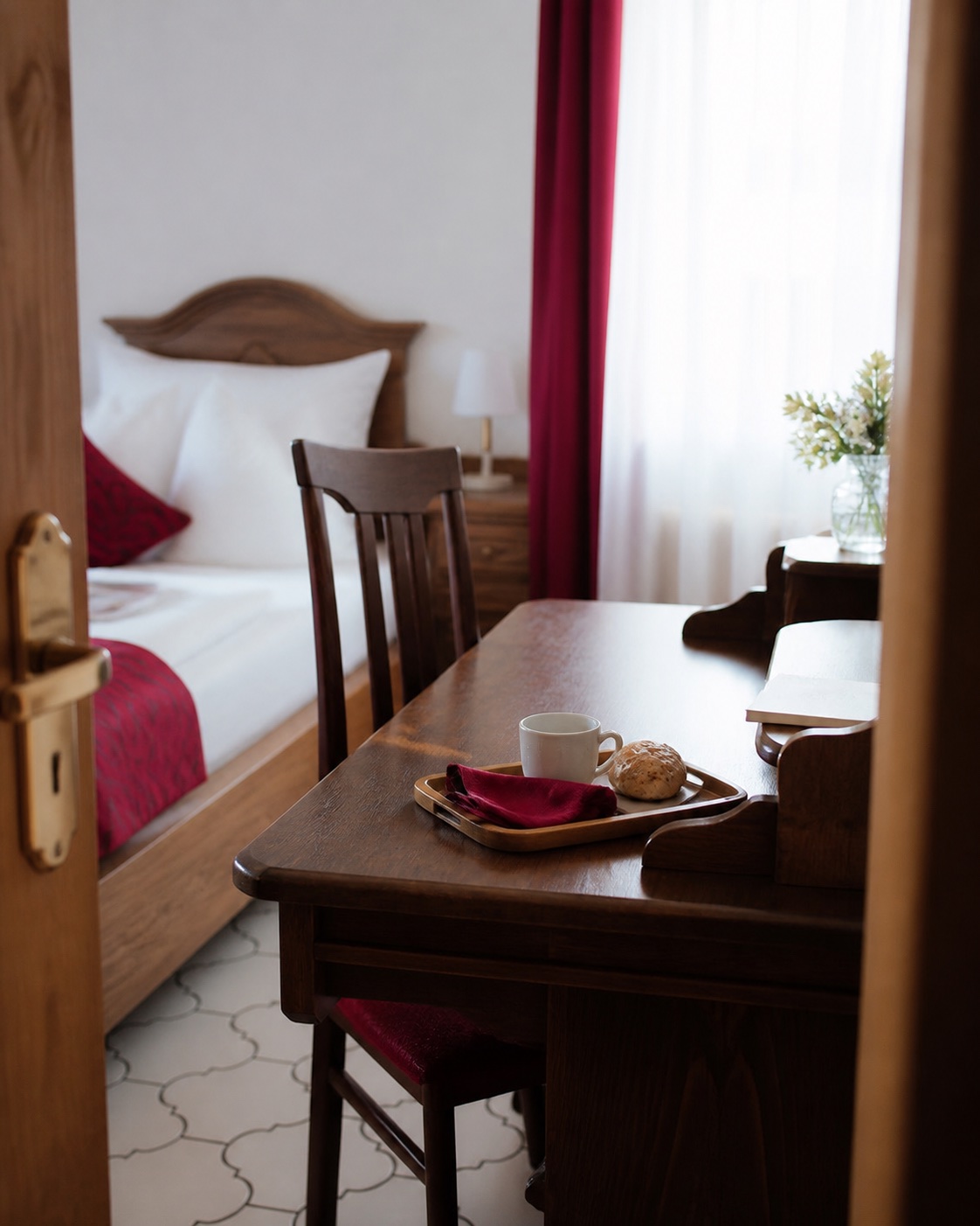 Redaktionelles Motiv: vorbereitetes Hotelzimmer mit kleinem Willkommenstablett