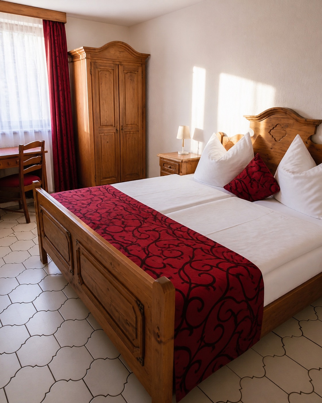 Redaktionelles Motiv: frisch vorbereitetes Doppelzimmer mit Holzmöbeln