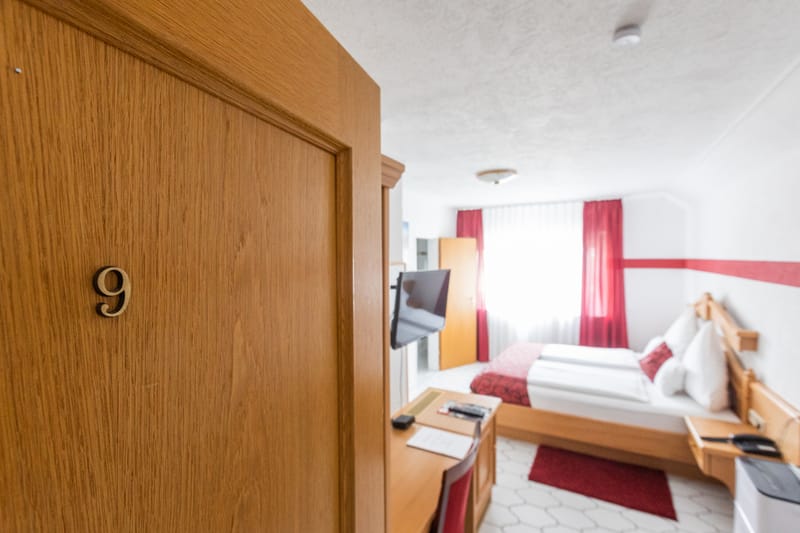 Doppelzimmer · Eigenes Badezimmer · Strassenblick